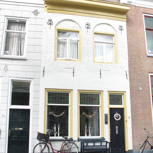 Pandje met jongere lijstgevel met dakkapel