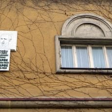 Pamětní deska bratří Čapků na domě Bratří Čapků 1853/28 na Vinohradech