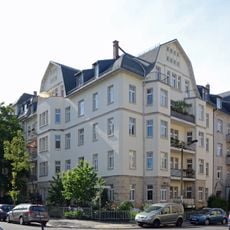 Mietshaus in Ecklage in geschlossener Bebauung, mit Vorgarten Henriettenstraße 48