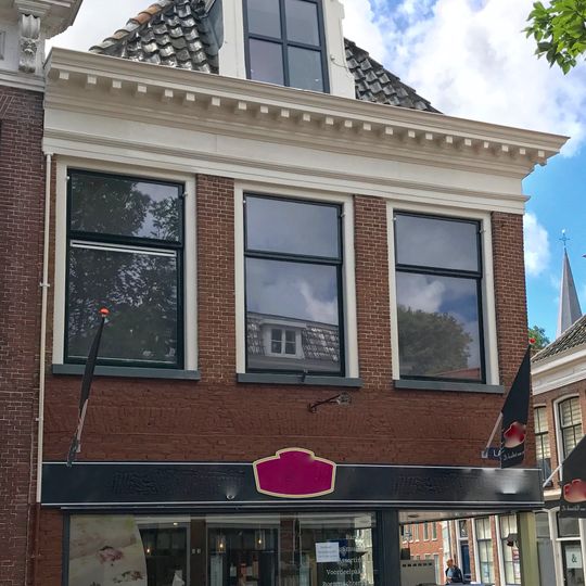 Hoekpand onder schilddak met gevel met rechte kroonlijst