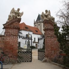 Ohradní zeď s bránou u kostela v Budišově