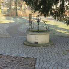 Renesanční studna u kostela Nanebevzetí Panny Marie v Poděbradech