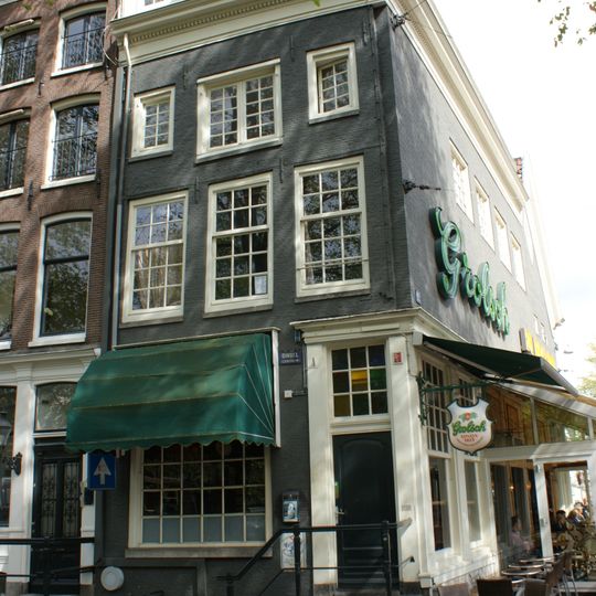 Pand met gevel onder rechte lijst met attiek