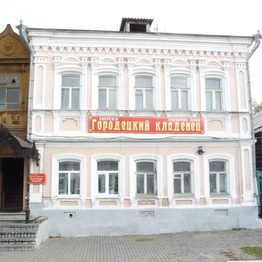 Главный дом с литым зонтом входа