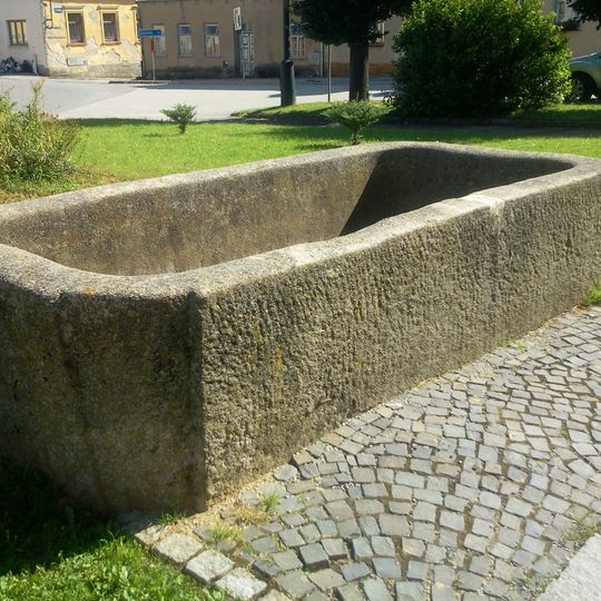 Obdélníková kašna na náměstí v Kunžaku