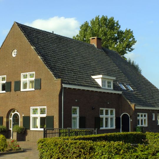 Boerderij op een krukvormige plattegrond in Ambachtelijk-traditionele stijl