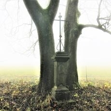 Kříž u lesní cesty severovýchodně od Práchně