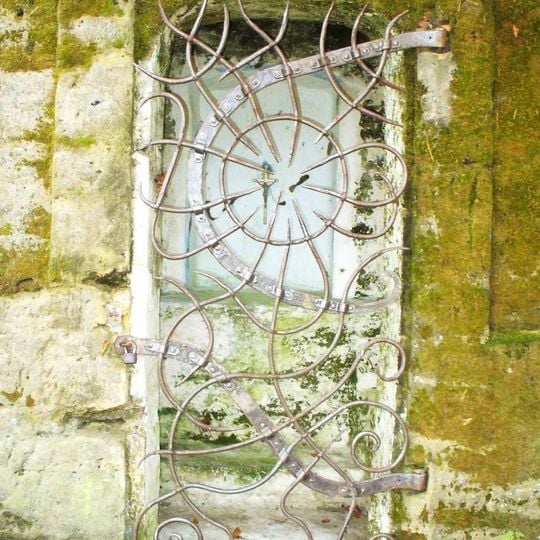 Skalní kaplička u lesní cesty jihozápadně od Mařenic