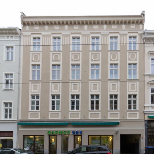 Wohn- und Geschäftshaus in geschlossener Bebauung und Hintergebäude Berliner Straße 23, 23a