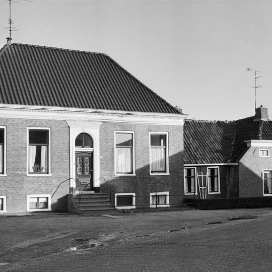 Onderkelderd pand zonder verdieping onder schilddak