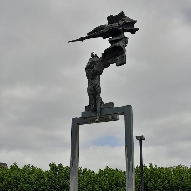 Escultura "Reunión" de Paul Van Gysegem