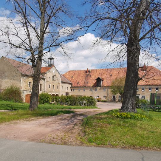 Wohnstallhaus und Seitengebäude mit Kumthalle Gallschütz 1