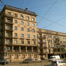 Дом, где жили: в 1937-1941 гг., 1944-1970 гг. — художник Н.И. Альтман (б. кв. 157); в 1941 г., 1945-1950 гг. — химик В.Г. Хлопин