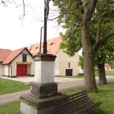 Kříž na rozcestí u kostela v Liblicích