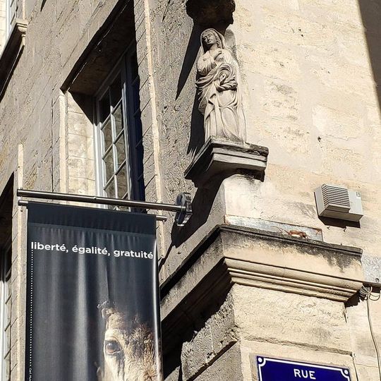 Femme main tendu et l'autre sur le coeur