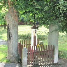 Kříž na rozcestí u domu 691 v Mikulášovicích