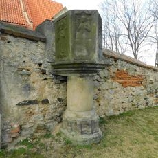 Kamenná kazatelna u kostela svatého Jiří v Hradešíně