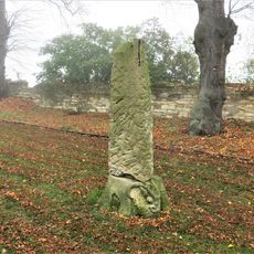 Kamenná plastika v Sokolském parku v Dolním Slivně