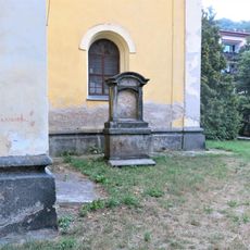 Kaplička vpravo u kostela v Chlumci