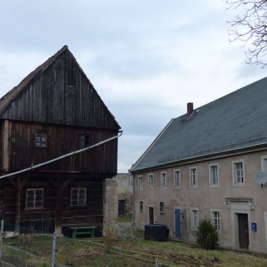 Wohnstallhaus, Seitengebäude und Reste der nordwestlichen Scheune eines Bauernhofes, dazu Hofpflaster Cotta B 3