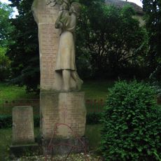 Pomník padlým u školy ve Zdibech