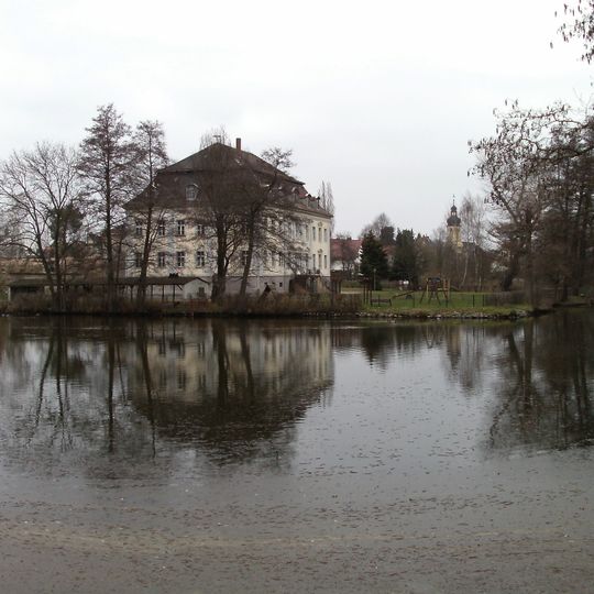 Sachgesamtheit Rittergut Steinbach, mit den Einzeldenkmalen: Schloss und Verwalterhaus - und den Sachgesamtheitsteilen: Wirtschaftsgebäude (ruinös, ehemals mit Einzeldenkma
