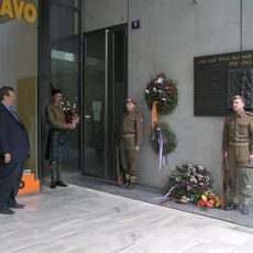 Pamětní deska obětem 2. světové války na domě Plzeňská 233/6 na Smíchově