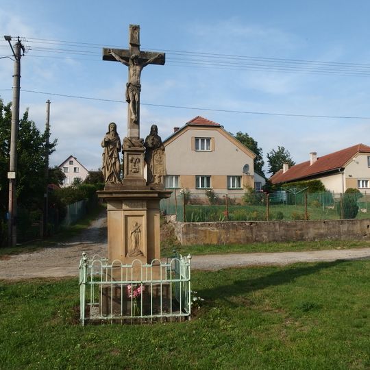 Kříž v Jestřebí před kaplí