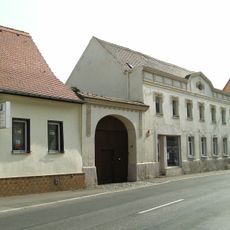 Wohnhaus in ehemals halboffener Bebauung und seitlicher Torbogen Hallesche Straße 20