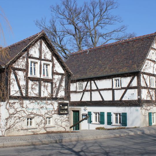 Östliches Wohnstallhaus und gegenüber liegendes Seitengebäude eines Dreiseithofes Hauptstraße 23