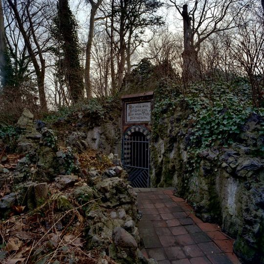 Sint-Michaëlklooster: two Maria caves