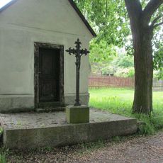 Kříž u kaple v Prašném Újezdu