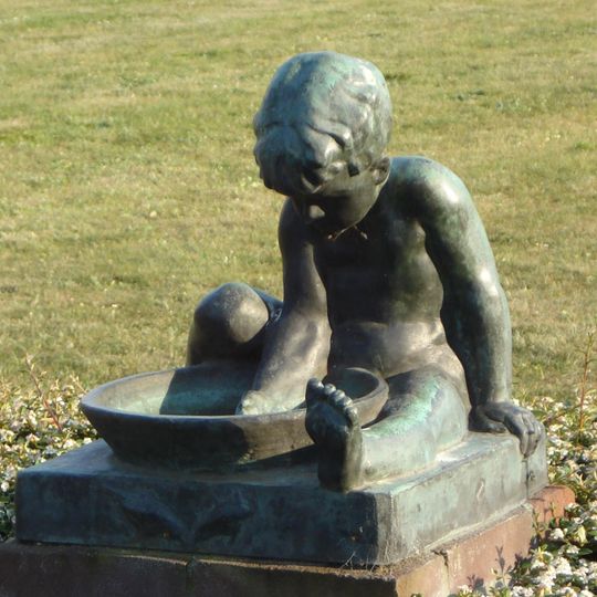 Kind met vogeldrinkbak