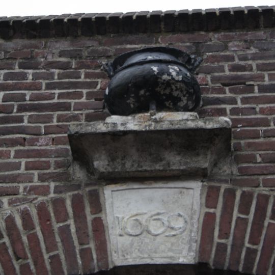 Armen de Poth: Toegangspoort 39-43