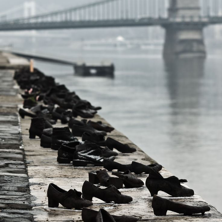 Le Scarpe sul Lungofiume del Danubio