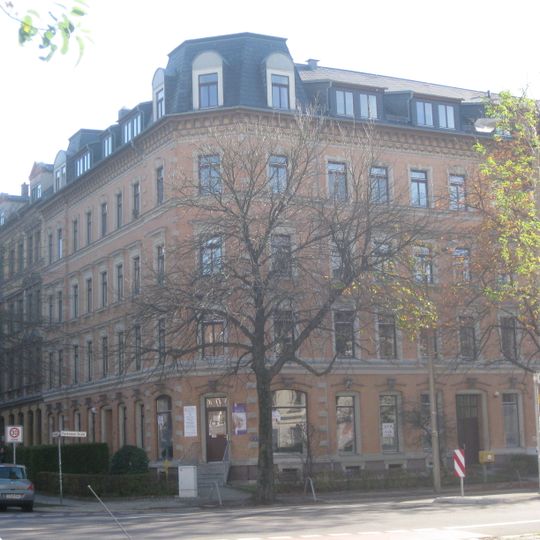 Mietshaus in Ecklage mit Vorgarten Josephinenplatz 1