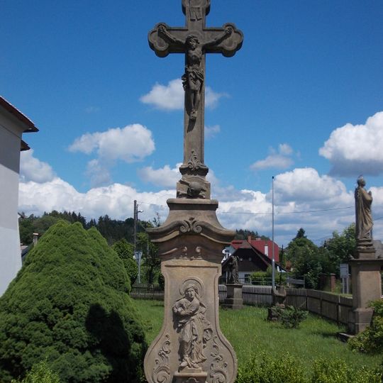 Kamenný kříž u kostela v Levínské Olešnici