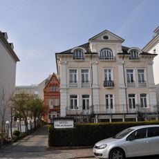 Villa und Nebengebäude