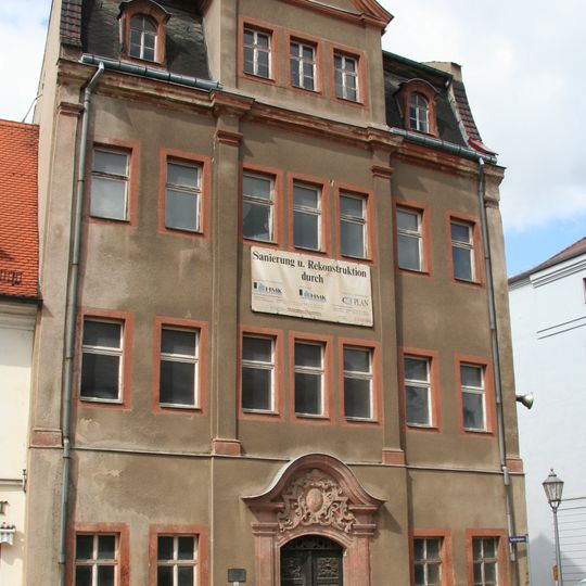 Wohnhaus in ehemals geschlossener Bebauung