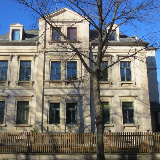 Mietshaus in offener Bebauung mit Vorgarten Ludwig-Richter-Straße 9a