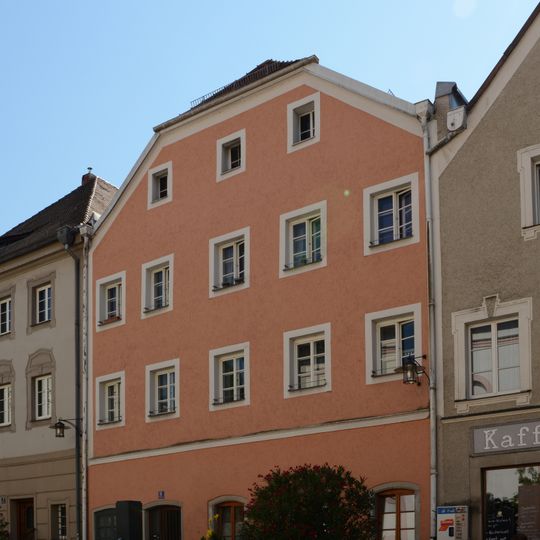 Wohnhaus mit Laden