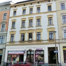 Mietshaus in geschlossener Bebauung, mit Läden Postplatz 16