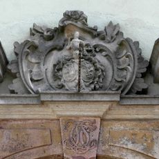 Sachgesamtheit Rittergut Mittelfrohna, mit folgenden Einzeldenkmalen: Herrenhaus, Stallgebäude, Torpfeiler und Pavillon im Gutspark, Gärtnerhaus (sog. Jägerhäuschen), Steinbrücke über den Frohnbach und zwei Wappensteinen an einem weiteren Wirts