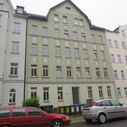 Mietshaus in geschlossener Bebauung mit Vorgarten Rudolf-Marek-Straße 3