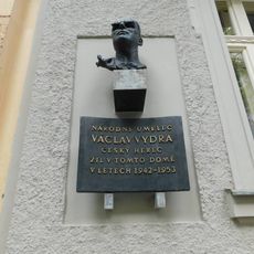 Busta Václava Vydry v Mánesově ulici v Praze