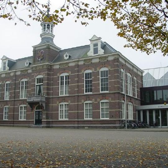 Gemeentehuis, gebouwd in neo-renaissancestijl