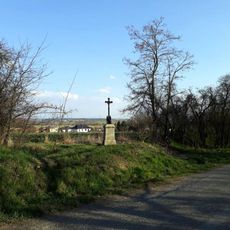 Kříž u Lochousic u cesty do Horních Sekyřan mezi stromy