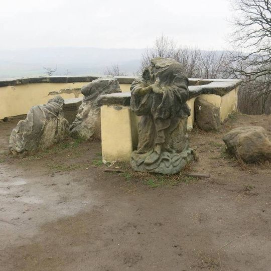 Torza soch Ježíše v Getsemanské zahradě a spících apoštolů na terase pod schodištěm Kalvárie u Ostrého