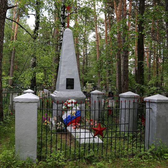 Братская могила советских воинов, умерших от ран