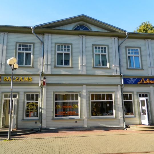 Dzīvojamā ēka - veikals